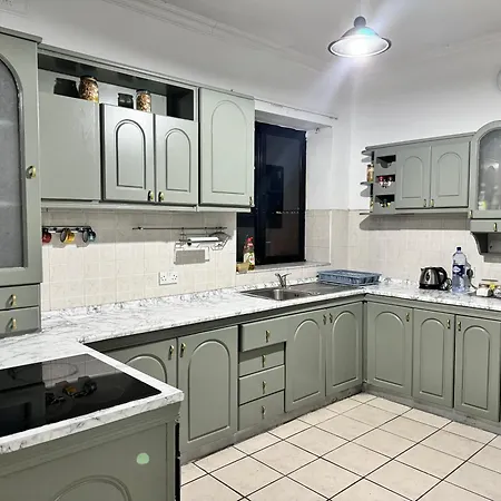 Charming And Spacious Near The Sea Lägenhet *